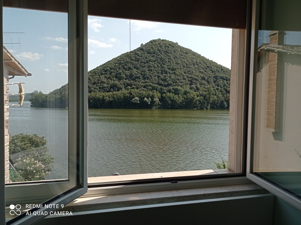 Il lago dalle finestre