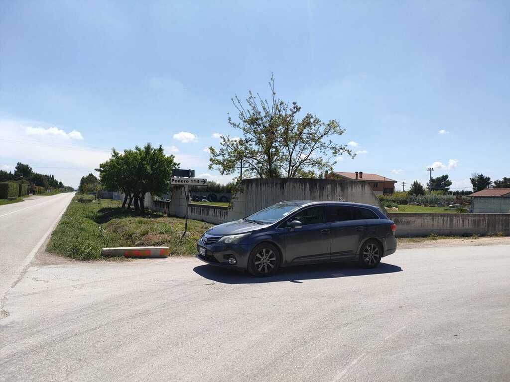 Turn at Podere 114 to get there