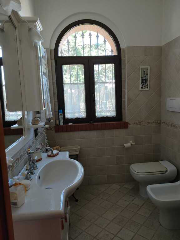 Bathroom ground floor (with shower)