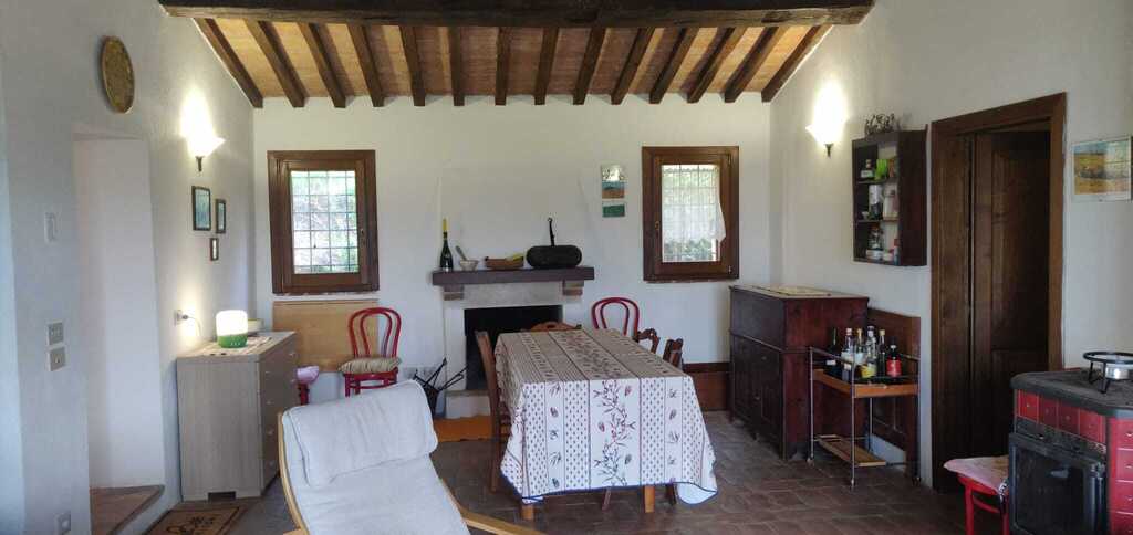 Soggiorno con stufa e camino