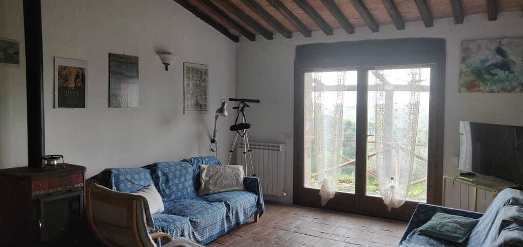 Soggiorno con stufa e camino