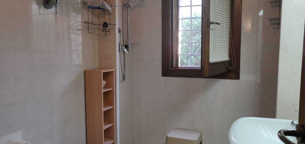 Bahtroom 1 (with shower)