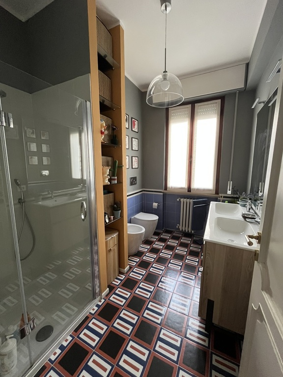 Bathroom 1 (first floor)