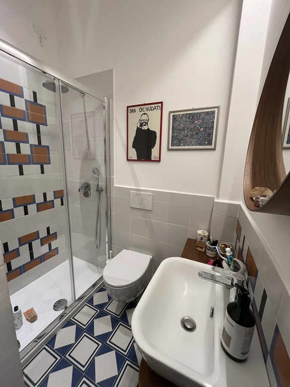 Bathroom 2 (first floor)