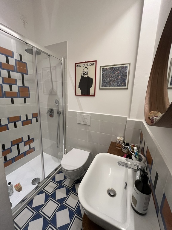 Bathroom 2 (first floor)