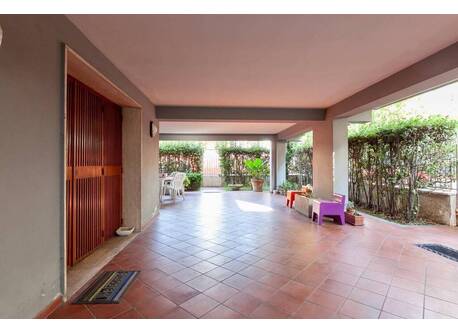 Portico (ground floor)