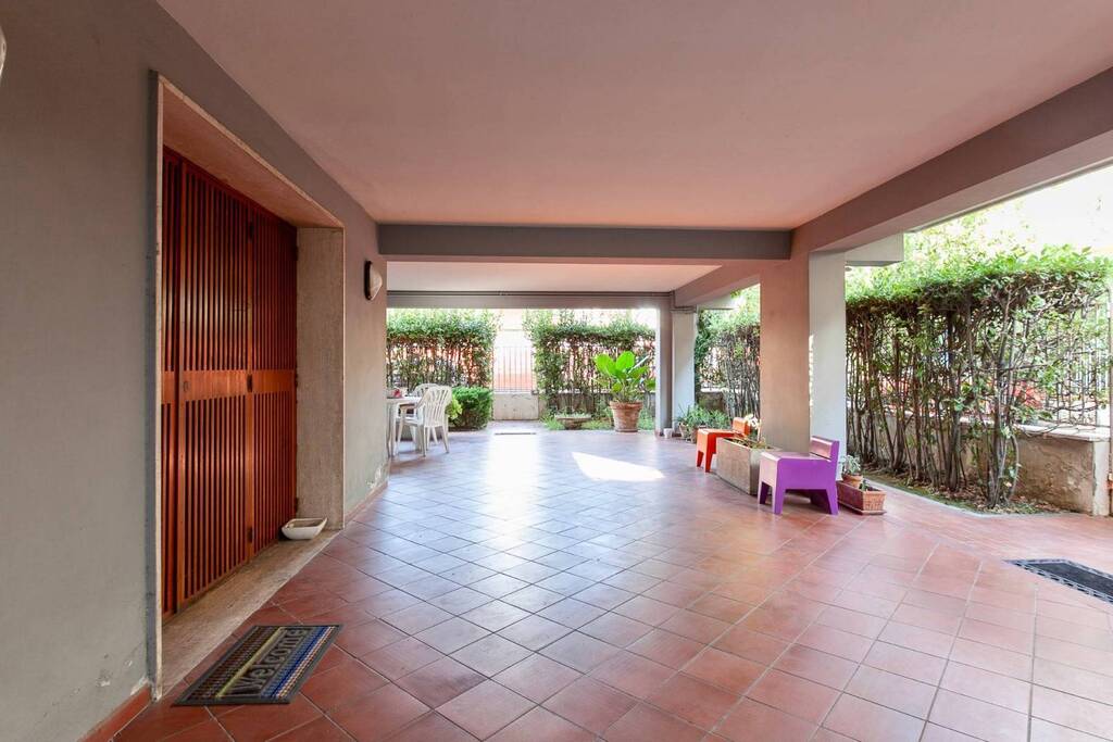 Portico (ground floor)