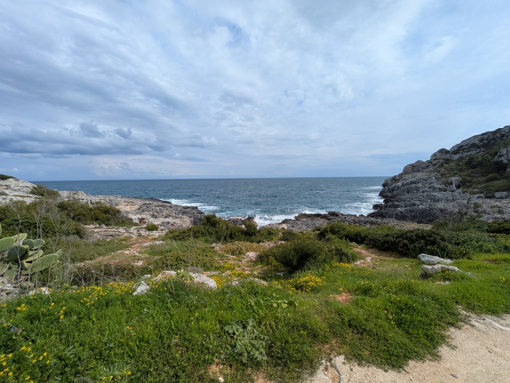 Adriatico costa meravigliosa con accessi al mare da scogli accoglienti a scogli che permettono anche in agosto di non essere ...
