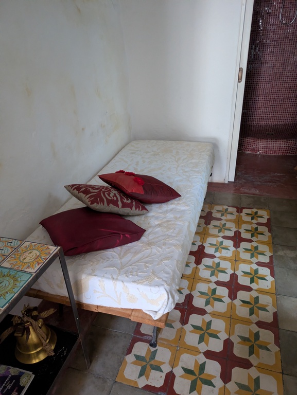 letto singolo separato e si intravvede ingresso bagno del piano terra