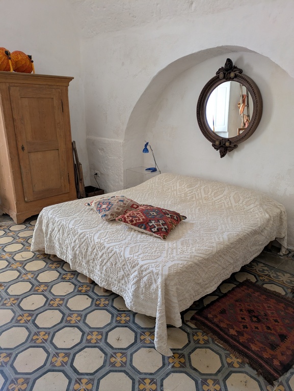 Letto matrimoniale cui si aggiunge un singolo nella prima parte di ingresso del piano terra