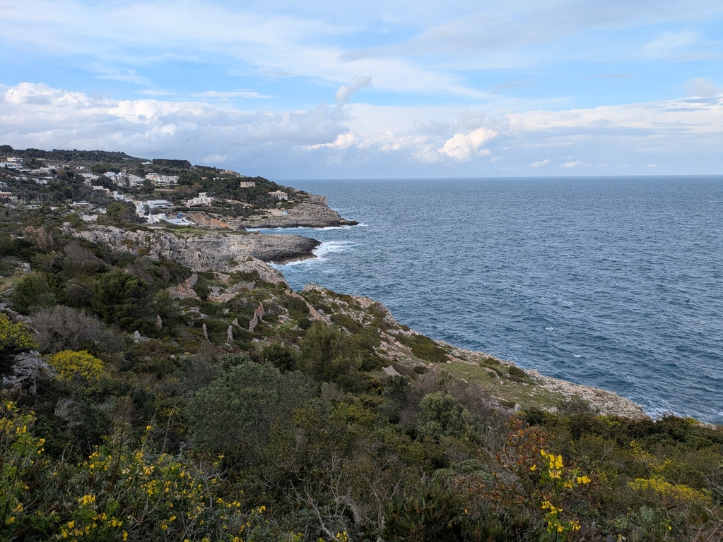 A 7 km dalla casa, la costa adriatica del Salento offre panorami spettacolari: scogliere, macchia mediterranea e mare aperto.
