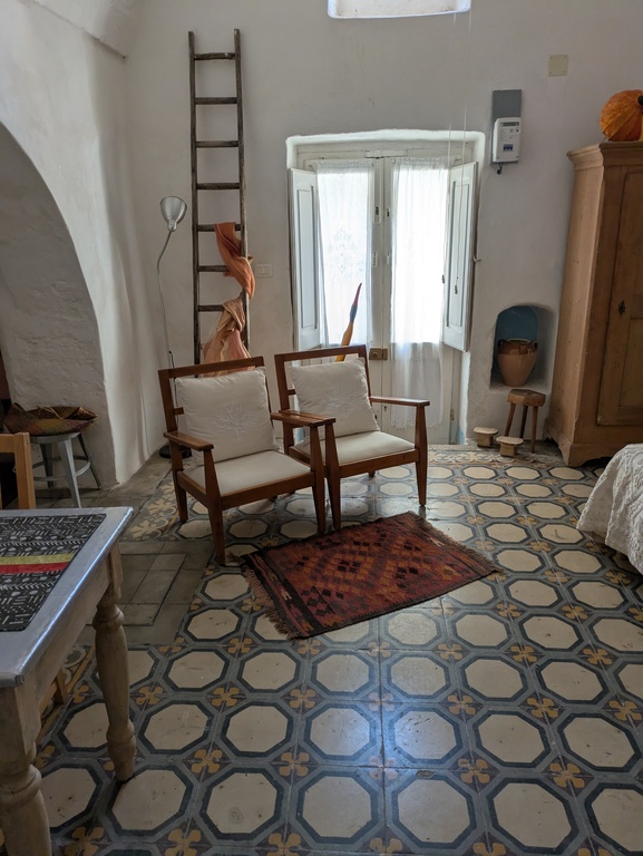 Piano terra subito dopo ingresso nel cortiletto interno riservato della casa. Sulla sinistra si vede sotto arco la piccola cu...