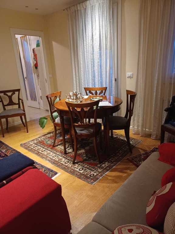 angolo salone con tavolo