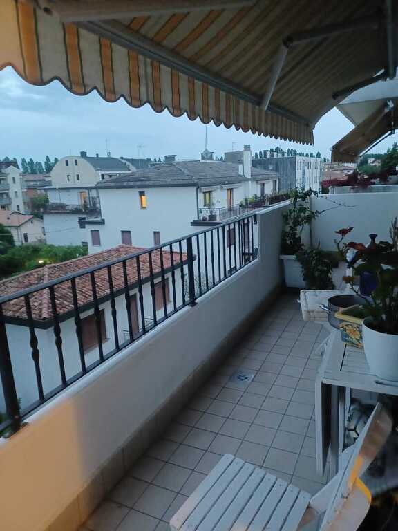 balcone lato cucina con tavolo e sedie e panchina