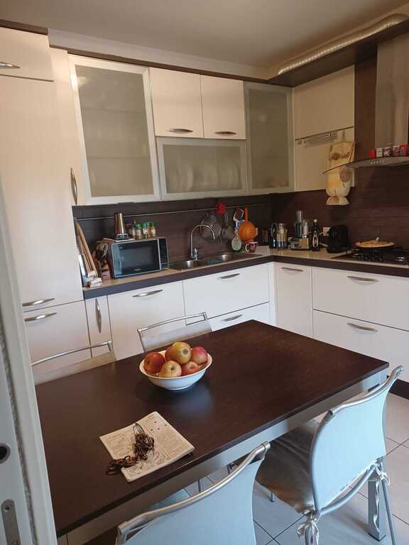 cucina abitabile con tavolo per 4/5 persone, lavapiatti, forno, microonde,elettrodomestici