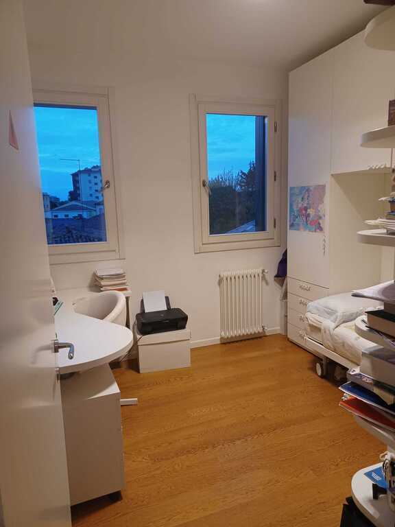 camera singola con postazione computer