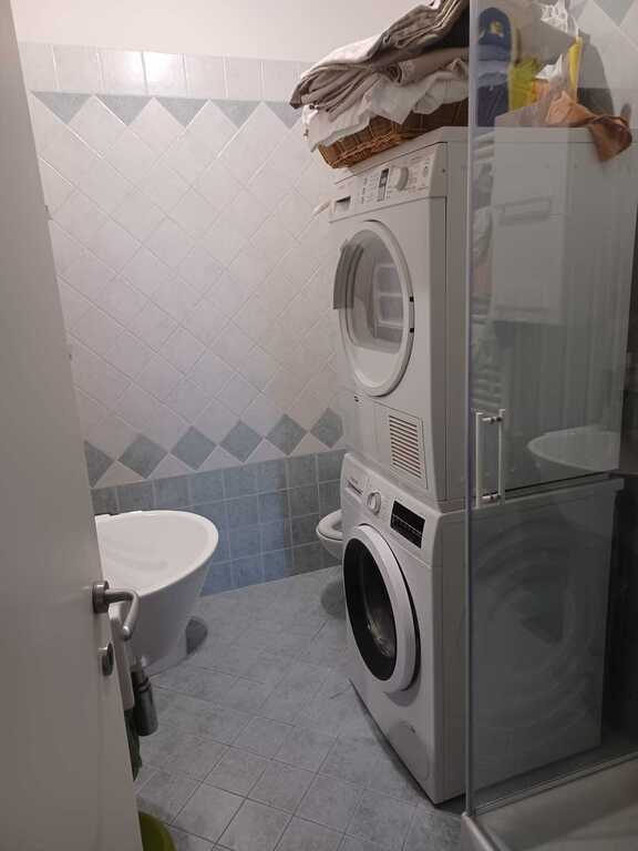 2 bagno con doccia ,lavatrice e asciugapanni, tavolo da stiro