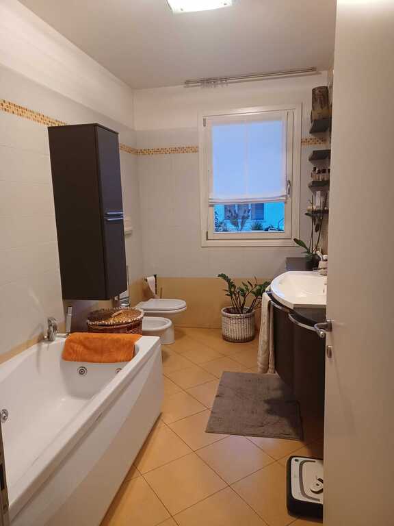 bagno finestrato con vasca