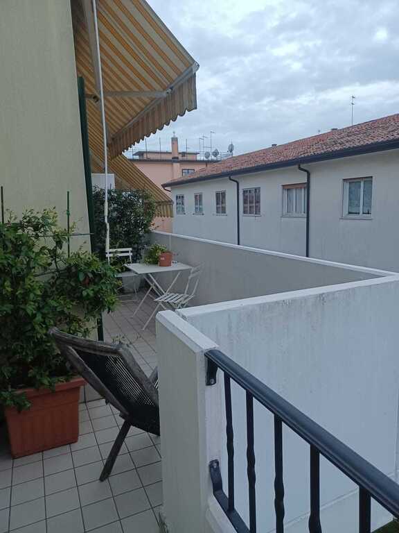 balcone comune a due camere su cortile interno