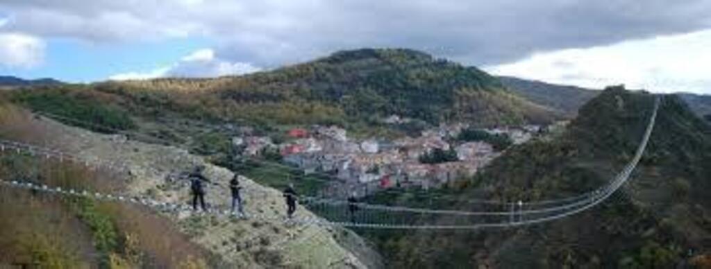 45 min in auto (Ponte Tibetano)