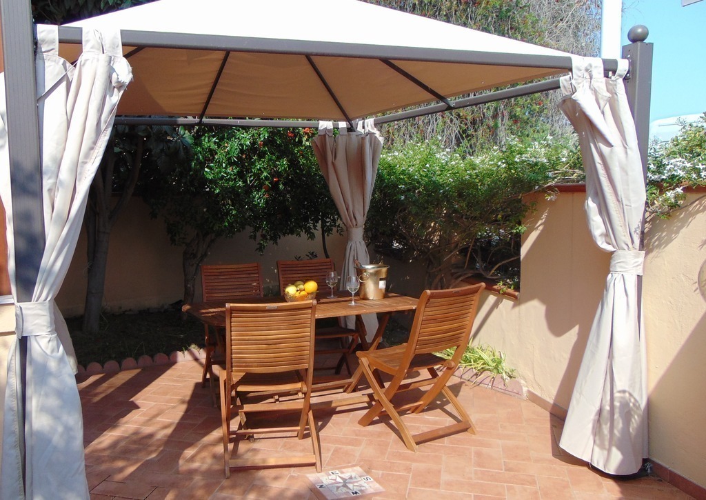 Front garden - entrance to the house