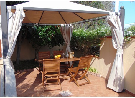 Front garden - entrance to the house