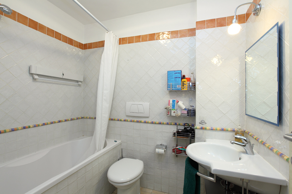 bathroom with bath tub