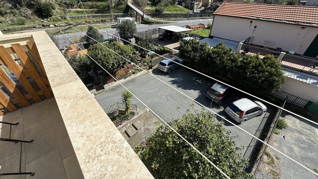 area condominiale con posto auto (skoda grigia in alto a sx)