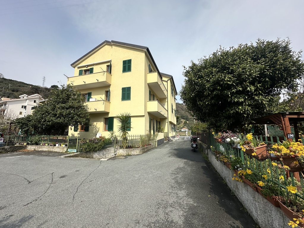 il condominio visto dall'area parcheggio - la nostra casa è il balcone al secondo piano