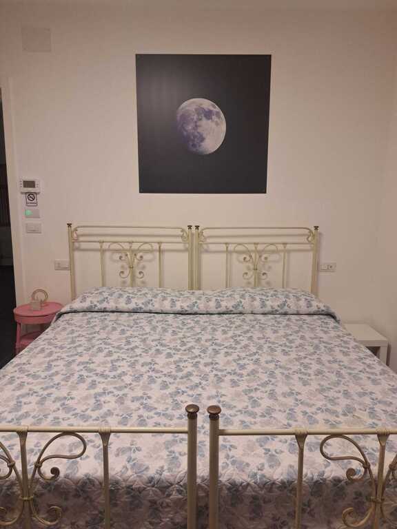 Letto matrimoniale (divisibile in due letti singoli) della Camera Moon