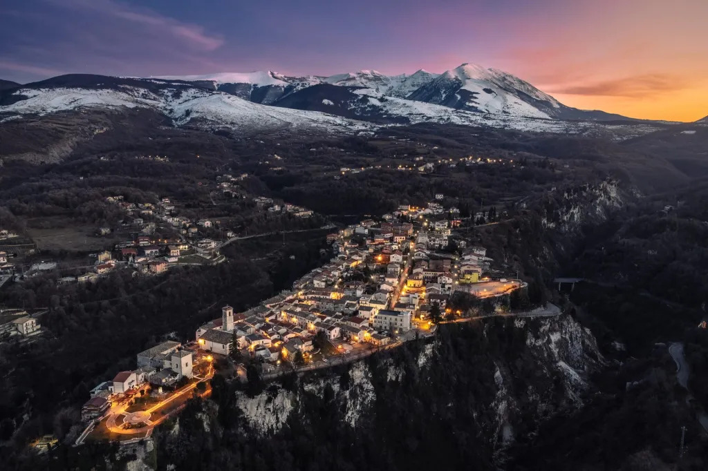Vista notturna di Roccamorice (dal sito visitroccamorice.com)