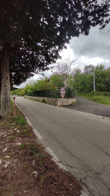 Biforcazione strada provinciale (verso Blockhouse) e sentiero per gli Eremi (San Bartolomeo e Santo Spirito)