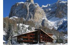 Il tetto della multiproprietà con dietro il Gruppo Sella