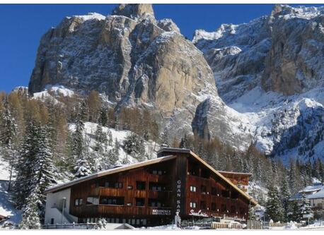 Il tetto della multiproprietà con dietro il Gruppo Sella