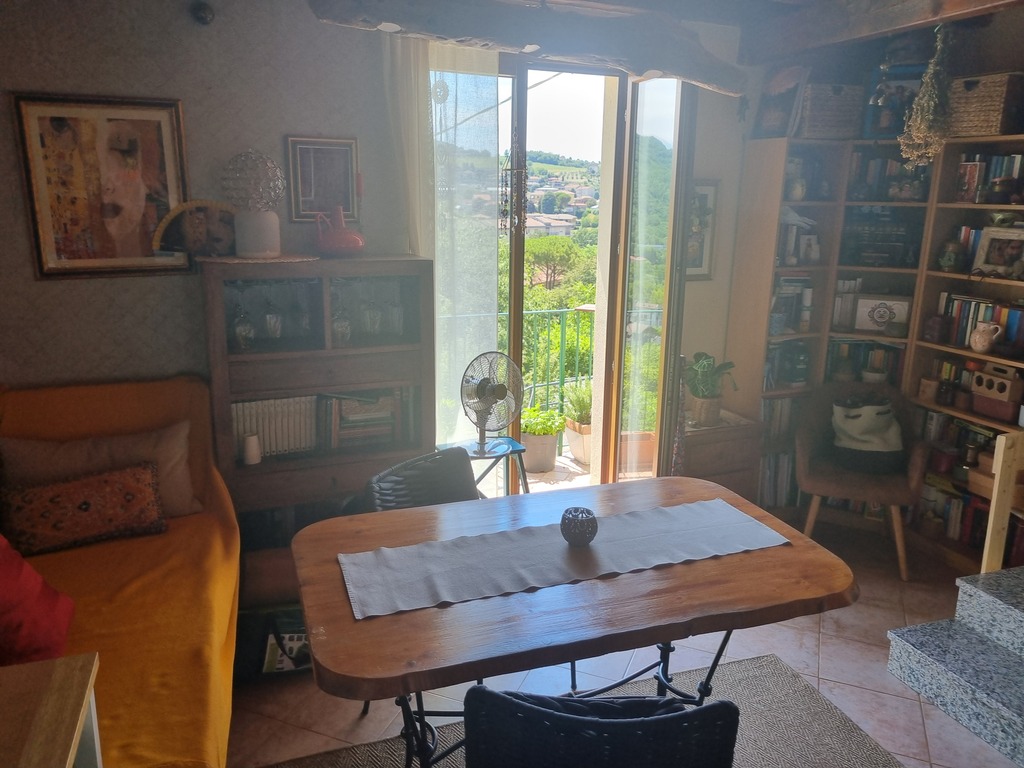 tavolo da pranzo e libreria