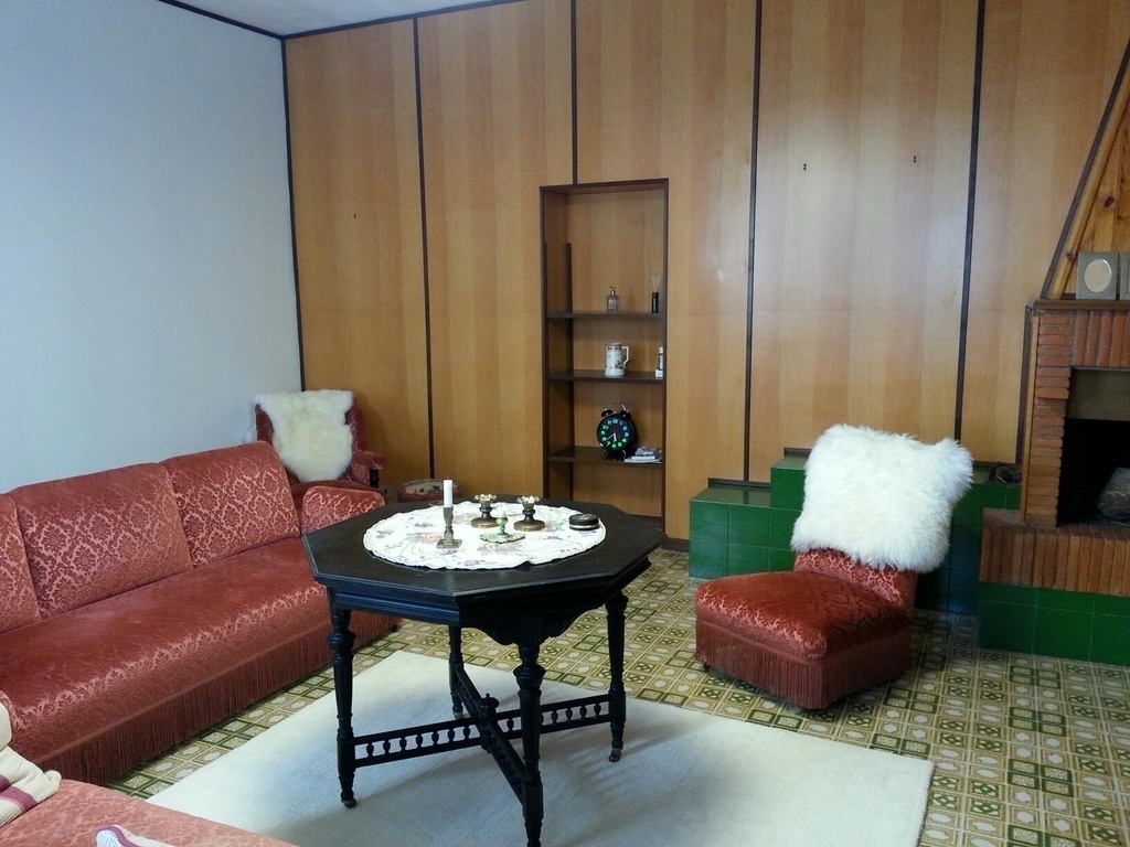 Part of livingroom also with TV
