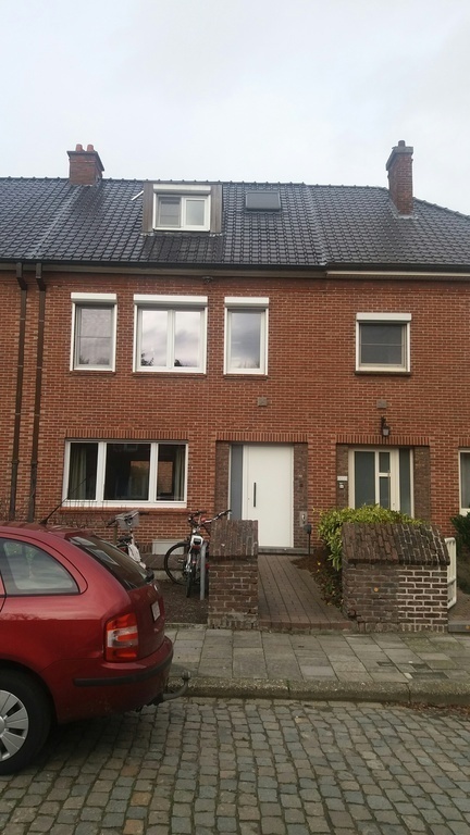 This is our house. We live in a deadending street/ Voici notre maison. Nous vivons dans une rue sans issue.