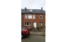 This is our house. We live in a deadending street/ Voici notre maison. Nous vivons dans une rue sans issue.