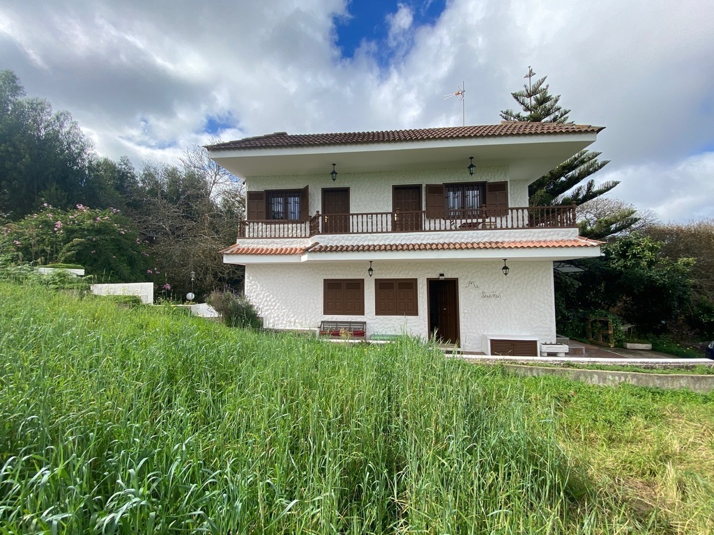 Vista frontal de la casa