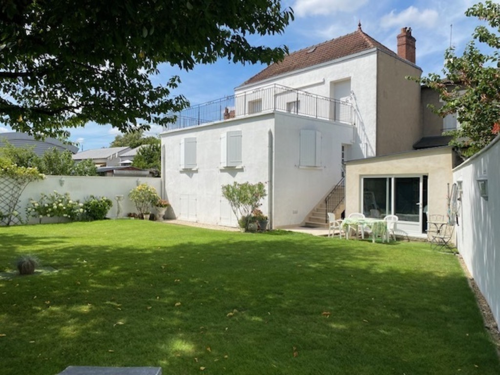 Jardin 250m2 ,très ensoleillé,avec pelouse à l'anglaise,et fleurit,avec arrosage automatique.Un  magnifique cerisier pour pro...