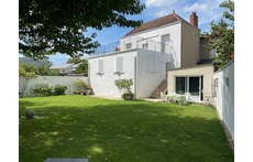 Jardin 250m2 ,très ensoleillé,avec pelouse à l'anglaise,et fleurit,avec arrosage automatique.Un  magnifique cerisier pour pro...