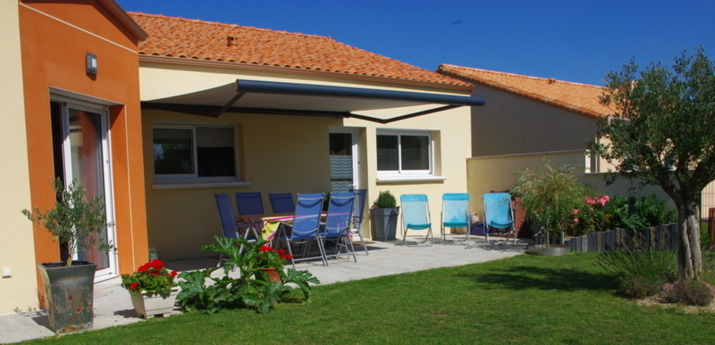 Closed garden with terrace / Jardin fermé avec terrasse/ Jardin cerrado con terraza