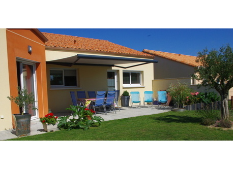 Closed garden with terrace / Jardin fermé avec terrasse/ Jardin cerrado con terraza