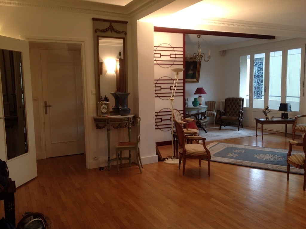 situé au 5°étage, avec un grand balcon, l'appartement a un très grand salon salle à manger de 60 m2,et une très  grande chambre