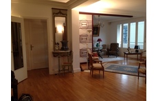 situé au 5°étage, avec un grand balcon, l'appartement a un très grand salon salle à manger de 60 m2,et une très  grande chambre