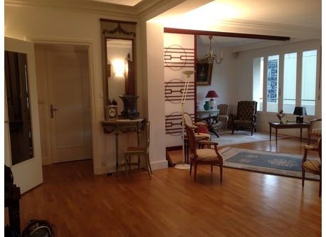 situé au 5°étage, avec un grand balcon, l'appartement a un très grand salon salle à manger de 60 m2,et une très  grande chambre