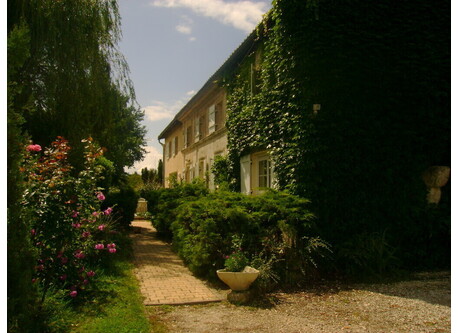A cosy house near Bordeaux and Blaye (World heritage sites), private pool, lake with beach and leisure park.