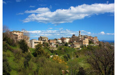 Une maison rénovée au coeur d'un village historique.  