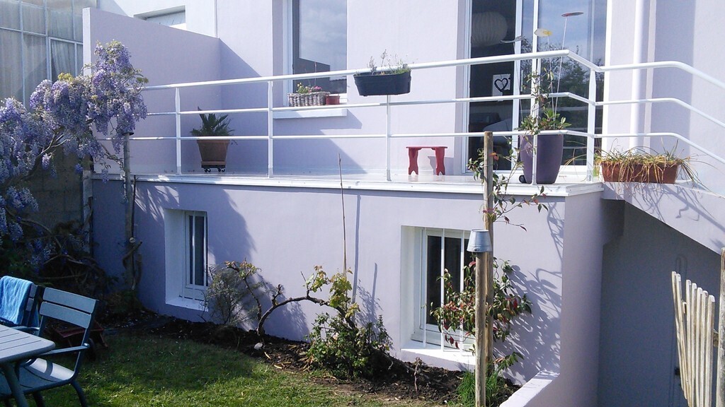 The terrasse toi going down to the garden