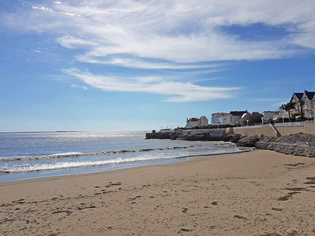 10 minutes away, plage du pigeonnier 